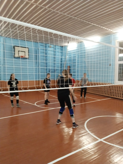 Дружеская встреча поколений в соревновании по волейболу.